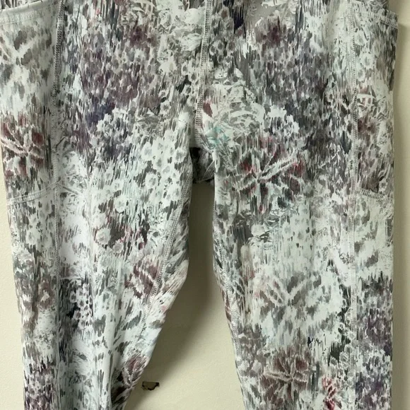 Fabletics Sports bra & RBX High Waisted Capri Leggings - Purple and Gray Pattern - Picture 6 of 6